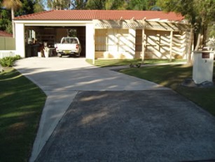 a driveway leading to a house